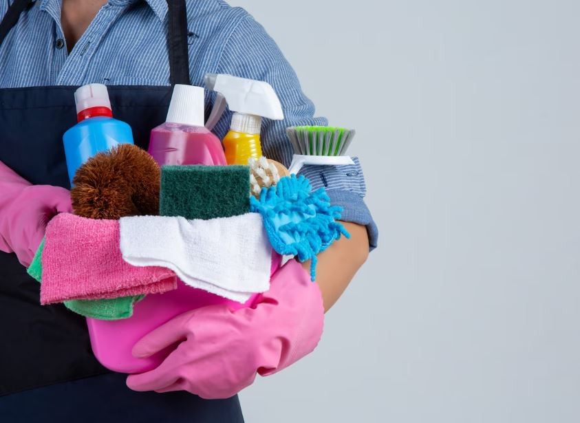 how to clean a trash can