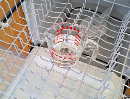 place white vinegar in dishwasher