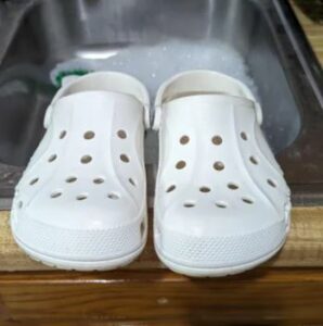 rinse and allow crocs to dry e1713409247974