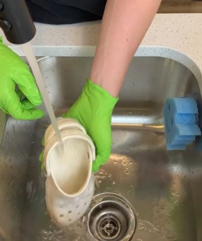 rinse crocs 1