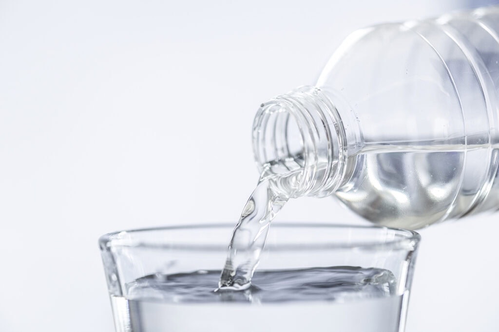 pour vinegar into bowl