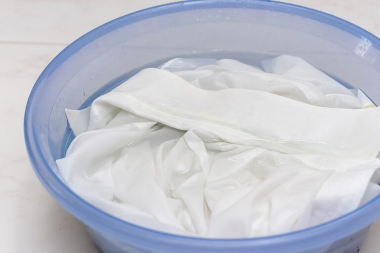 How to Remove Sweat Smells from Clothes - Get Rid of Odors