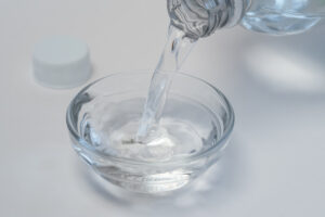 pouring white vinegar