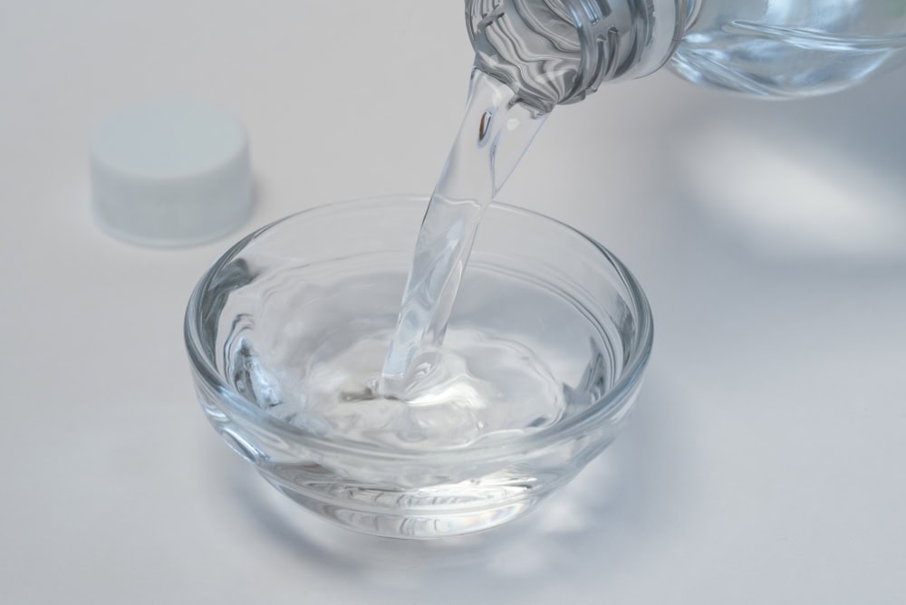 pouring white vinegar