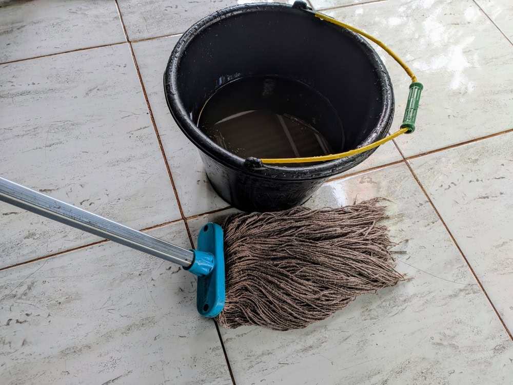 mix vinegar and water in bucket